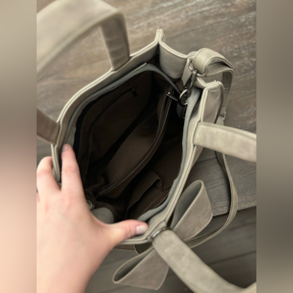 EUC Gray crossbody purse with bow - Picture 4 of 7